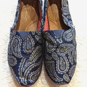 Women's Toms Paisley Navy Slip on Flats in 7.5